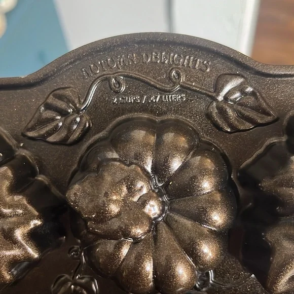 Nordic Ware Autumn Delights Cakelet Pan - Picture 4 of 4